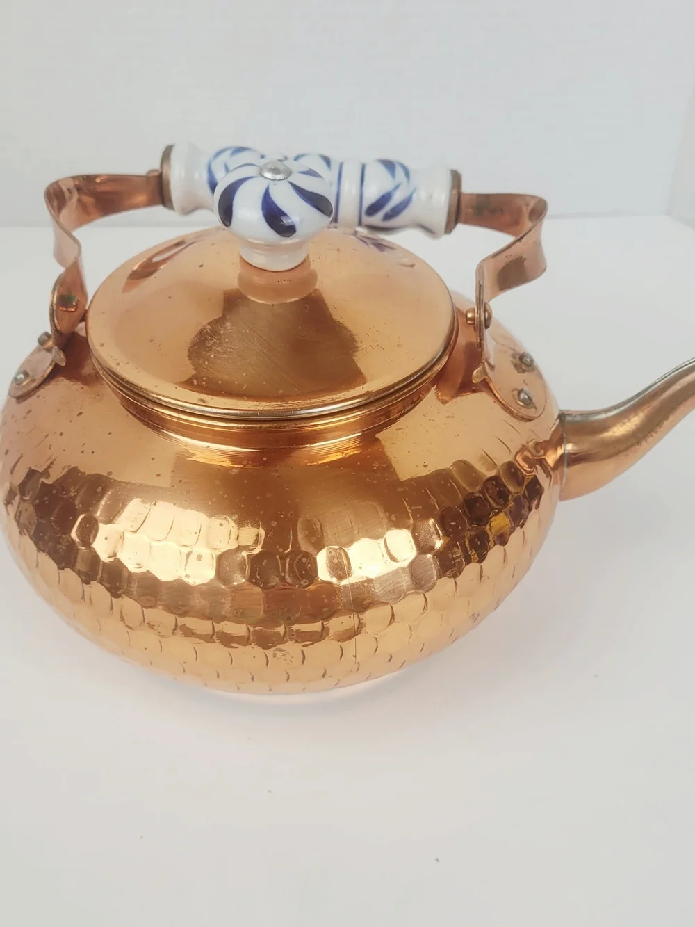 Vtg 80s~Benjamin & Medwin Hammered Copper Tea Kettle Blue/White Ceramic Handle